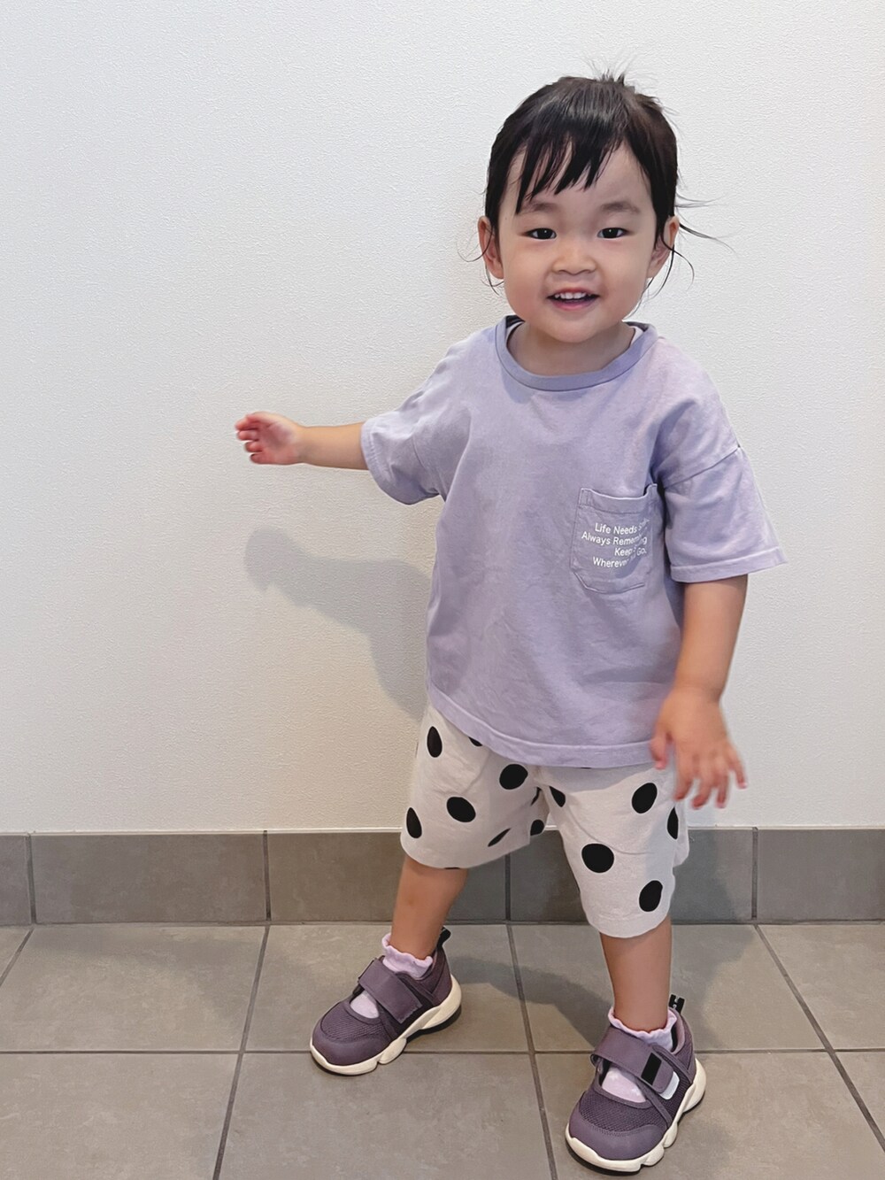 パープル系のTシャツ/カットソー、ホワイト系のその他パンツ、パープル系のシューズを着用したキッズの夏コーディネートの4枚目の写真