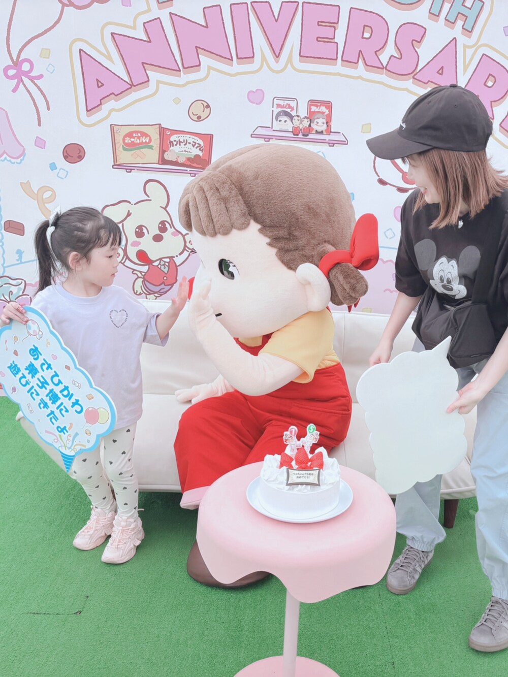 パープル系のトップス、ベージュ系のパンツ、ピンク系のスニーカーを着用したキッズの夏コーディネートの4枚目の写真