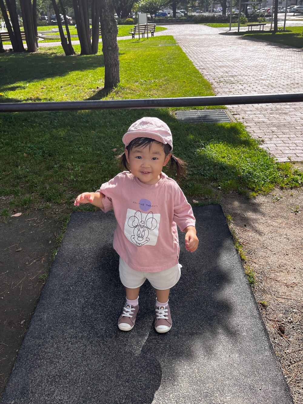 ピンク系のTシャツ/カットソー、ベージュ系のパンツ、ブラウン系のスニーカーを着用したキッズの秋コーディネートの2枚目の写真