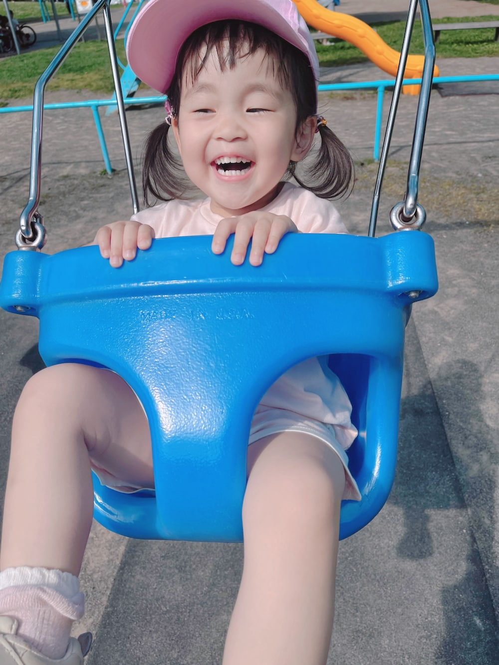 ピンク系のTシャツ/カットソー、ピンク系のパンツ、グレー系のスニーカーを着用したキッズの夏コーディネートの3枚目の写真