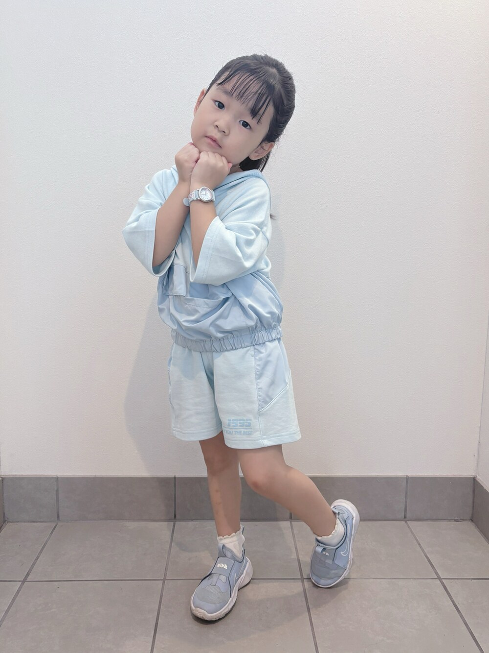 ブルー系のスニーカー、ブルー系のトップス、ブルー系のパンツを着用したキッズの夏コーディネートの3枚目の写真