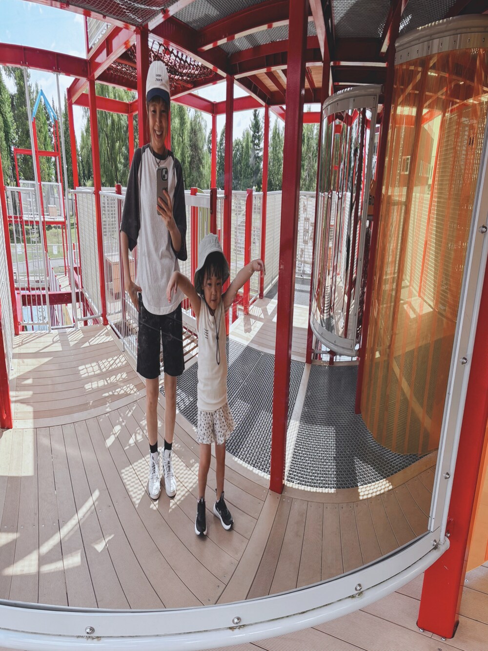 ホワイト系のトップス、ホワイト系のパンツ、ブラック系のスニーカーを着用したキッズの秋コーディネートの2枚目の写真