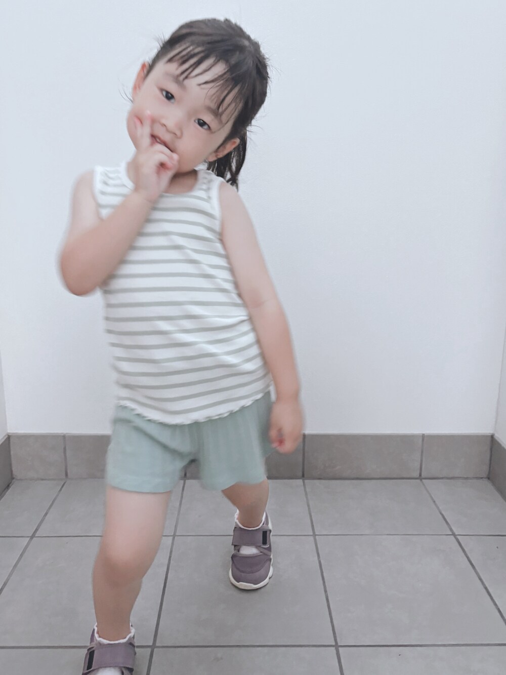 グリーン系のタンクトップ、グリーン系のパンツを着用したキッズの夏コーディネートの4枚目の写真