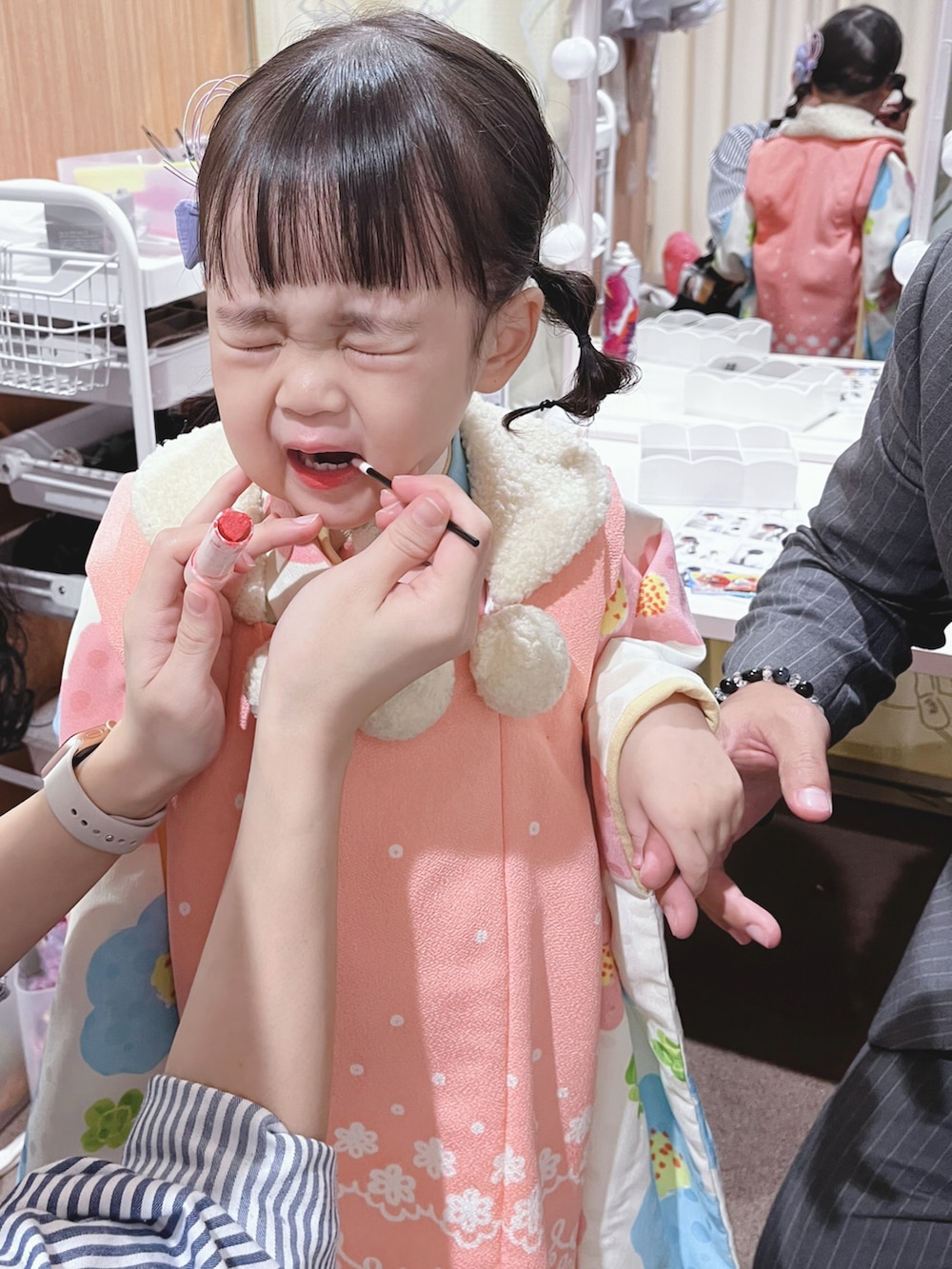 ホワイト系の着物を着用したキッズの秋コーディネートの4枚目の写真