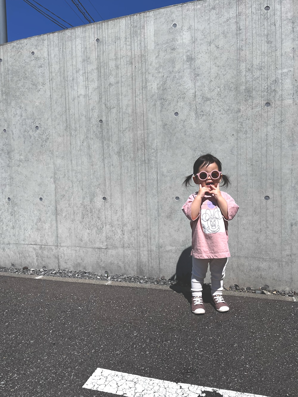 ピンク系のTシャツ/カットソー、ホワイト系のその他パンツ、ブラウン系のスニーカーを着用したキッズの夏コーディネートの2枚目の写真