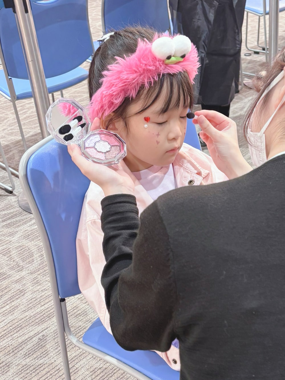 パープル系のトップス、ピンク系のワンピース/ドレス、パープル系のバッグを着用したキッズの秋コーディネートの4枚目の写真