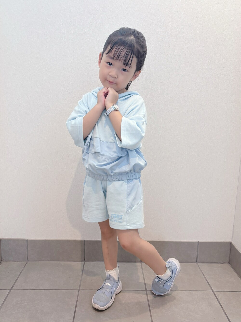 ブルー系のスニーカー、ブルー系のトップス、ブルー系のパンツを着用したキッズの夏コーディネートの2枚目の写真