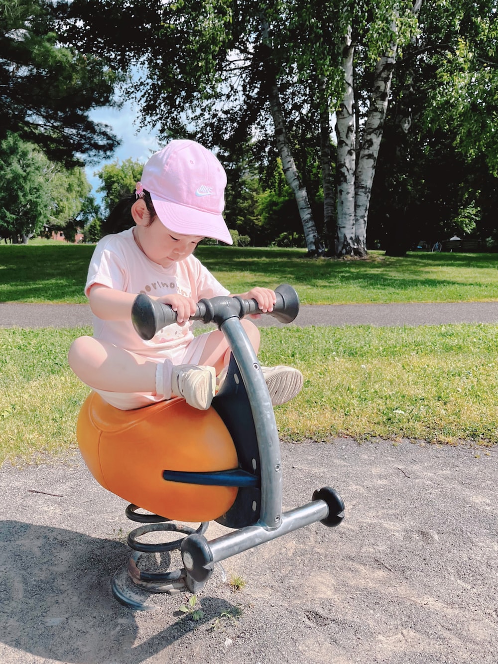 ピンク系のTシャツ/カットソー、ピンク系のパンツ、グレー系のスニーカーを着用したキッズの夏コーディネートの5枚目の写真
