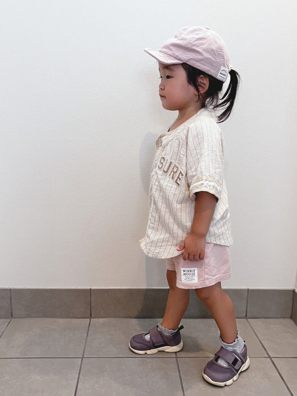 ベージュ系のシャツ/ブラウス、ピンク系のパンツ、パープル系のシューズを着用したキッズの秋コーディネートの3枚目の写真