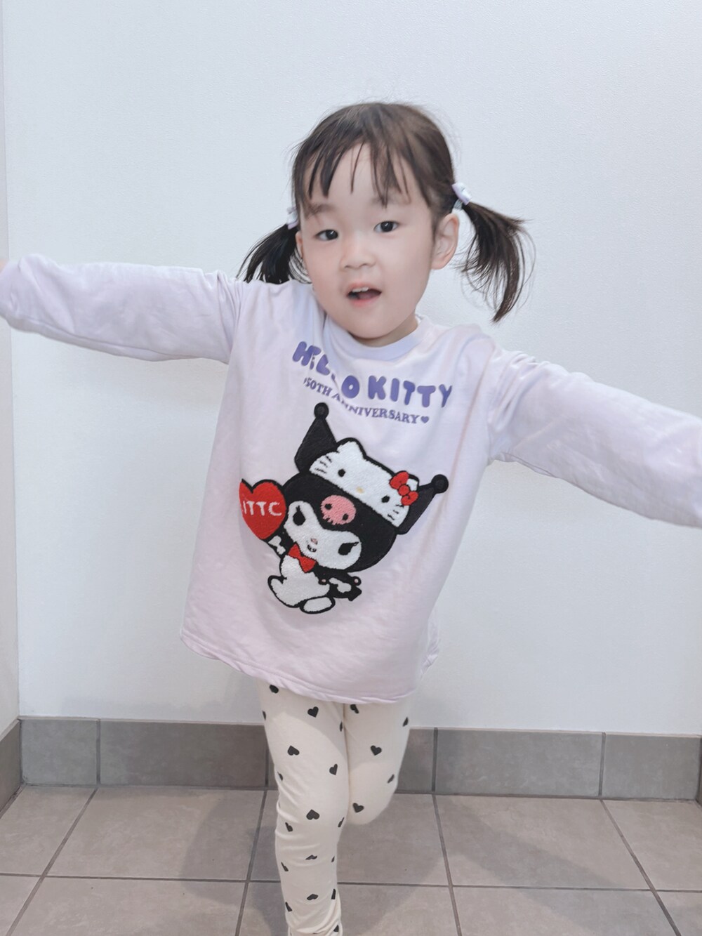 パープル系のトップス、ベージュ系のパンツ、パープル系のシューズを着用したキッズの秋コーディネートの4枚目の写真