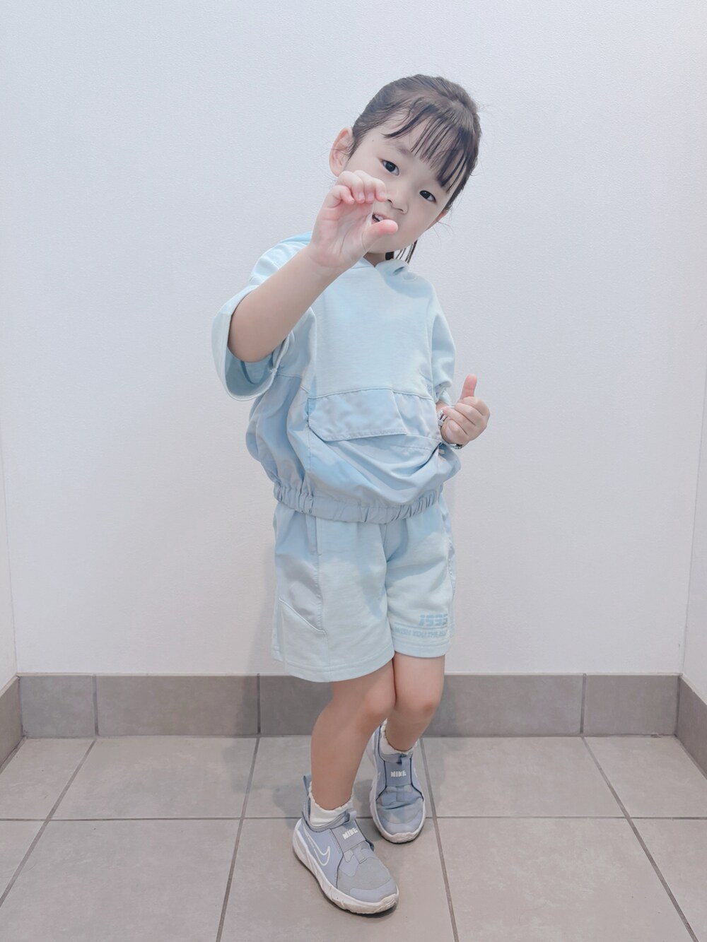 ブルー系のスニーカー、ブルー系のトップス、ブルー系のパンツを着用したキッズの夏コーディネートの4枚目の写真