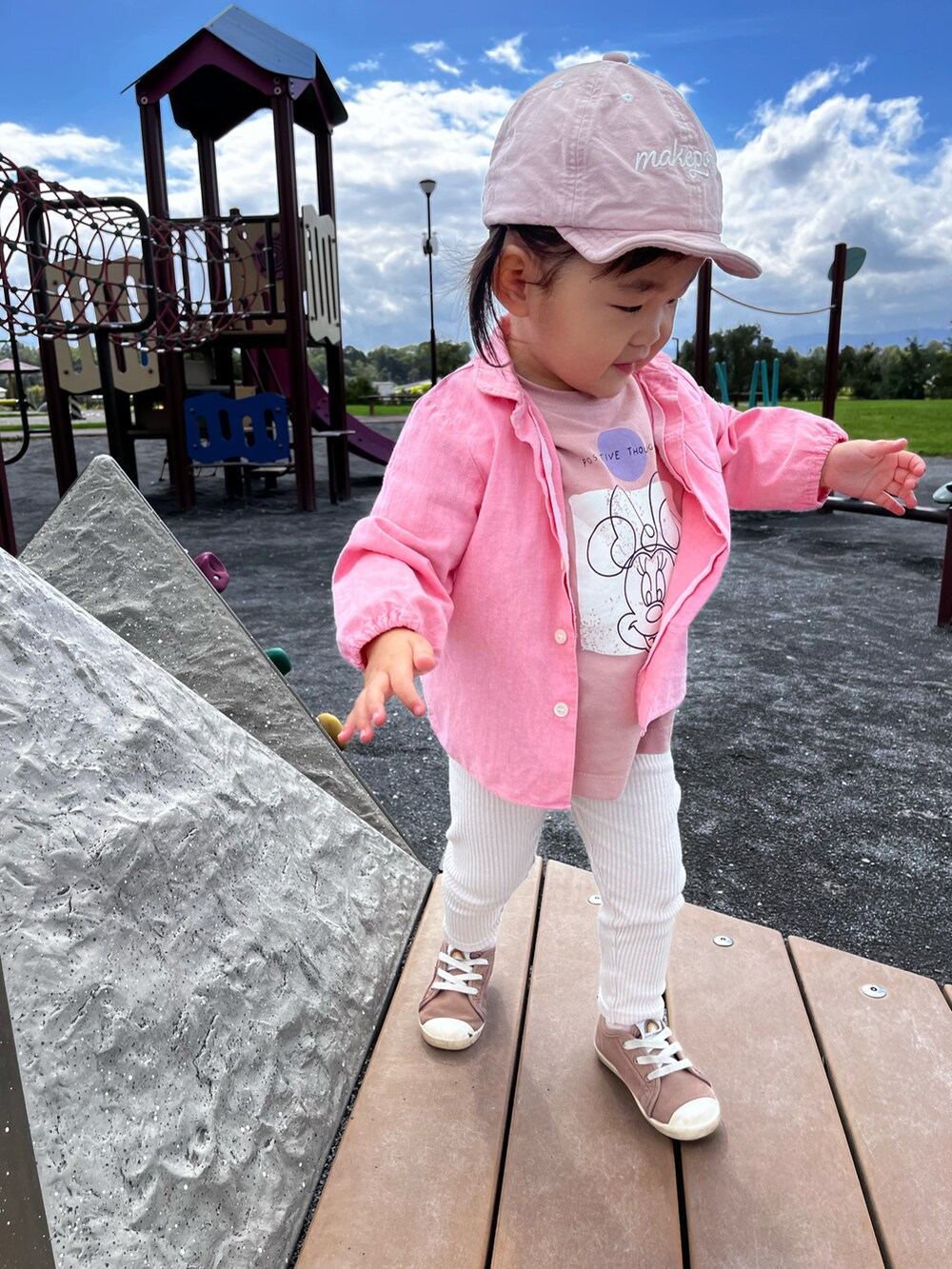 ピンク系のシャツ/ブラウス、ピンク系のTシャツ/カットソー、ホワイト系のその他パンツを着用したキッズの秋コーディネートの4枚目の写真