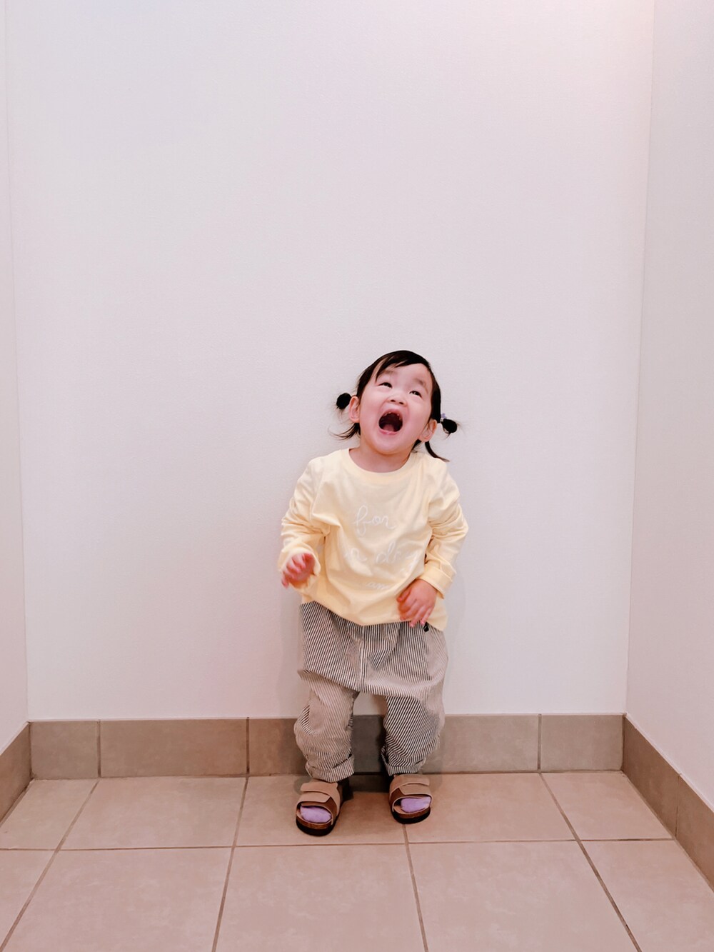 イエロー系のTシャツ/カットソー、ブルー系のパンツ、ベージュ系のサンダルを着用したキッズの春コーディネートの4枚目の写真