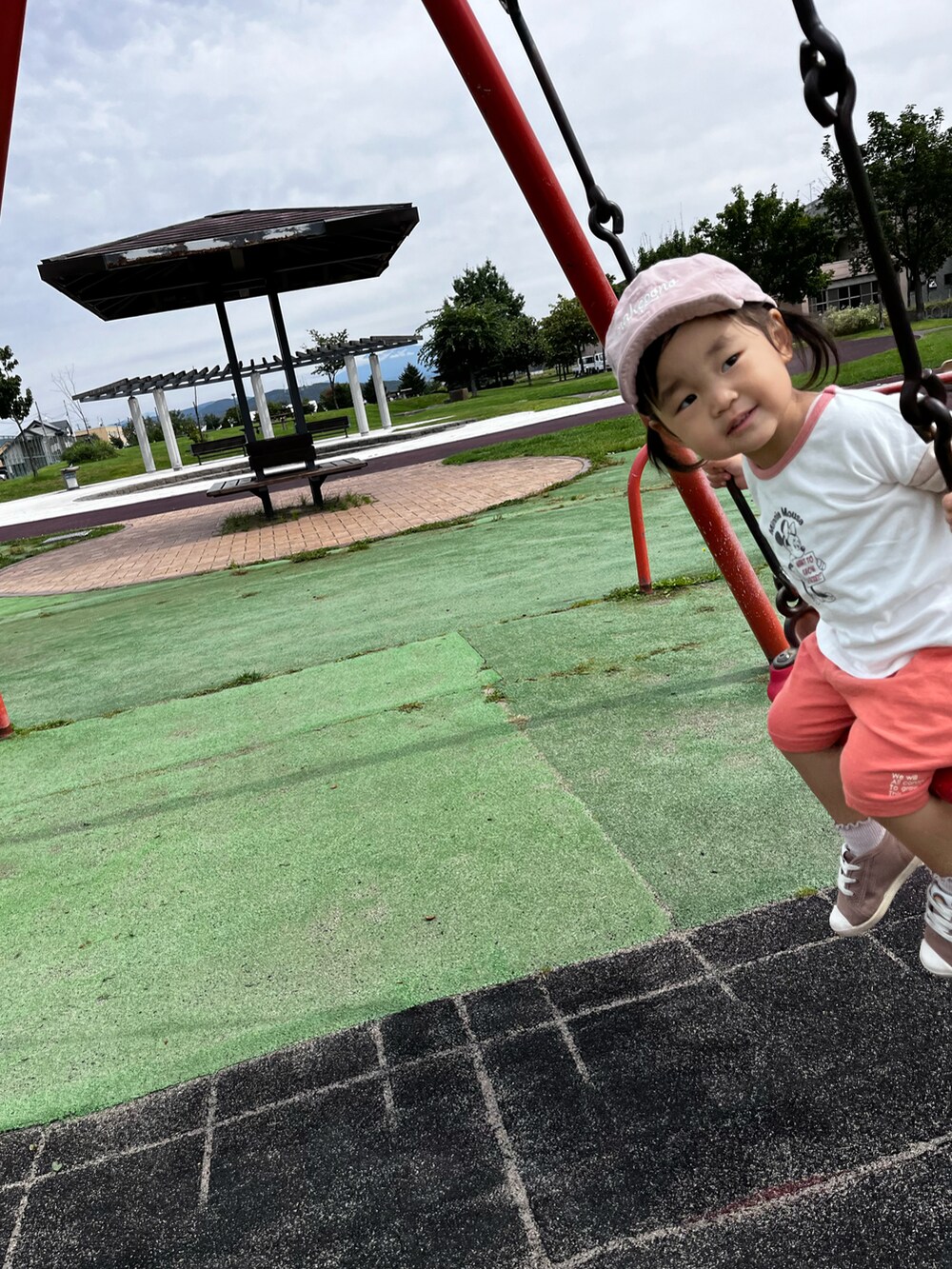 「カジュアルコーデ、プチプラ、シンプルコーデ、キャップ、ハーフパンツ、Tシャツ、ピンク、ミニー、公園、滑り台、公園はしご、おんなのこ、鉄棒の時の顔すき笑」｜「Birthdayのアイテム（キャップ、ピンク系）」を使った、☆cocco☆さん（キッズ・80cm）の秋コーディネートの3枚目の写真