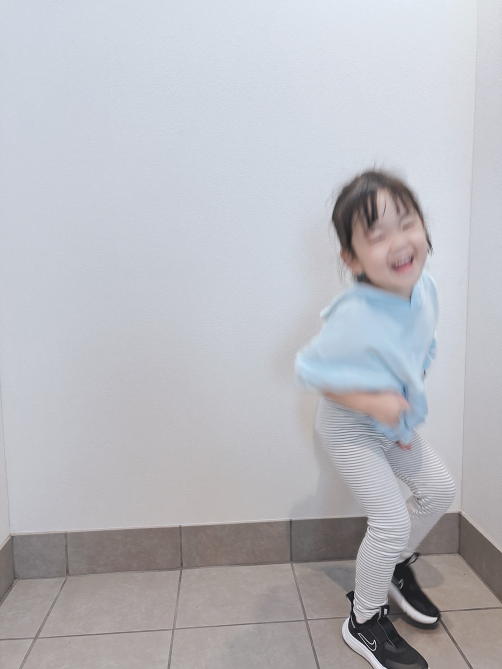 ブルー系のトップス、グレー系のパンツ、ブラック系のスニーカーを着用したキッズの秋コーディネートの5枚目の写真