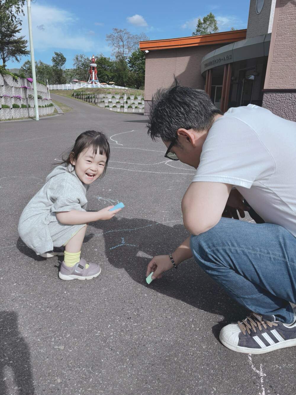 グレー系のセットアップ、パープル系のシューズ、イエロー系のレッグウェアを着用したキッズの夏コーディネートの4枚目の写真