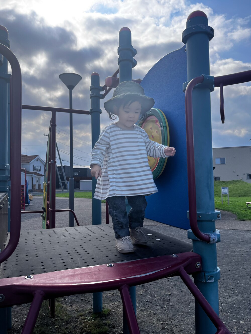 ベージュ系のTシャツ/カットソー、ブラック系のデニムパンツ、ベージュ系のシューズを着用したキッズの秋コーディネートの3枚目の写真