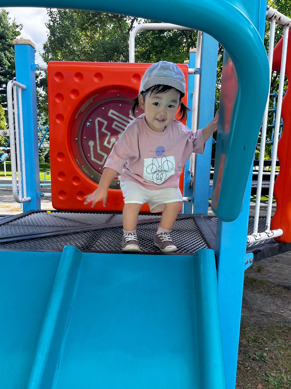 ピンク系のTシャツ/カットソー、ベージュ系のパンツ、ブラウン系のスニーカーを着用したキッズの秋コーディネートの5枚目の写真