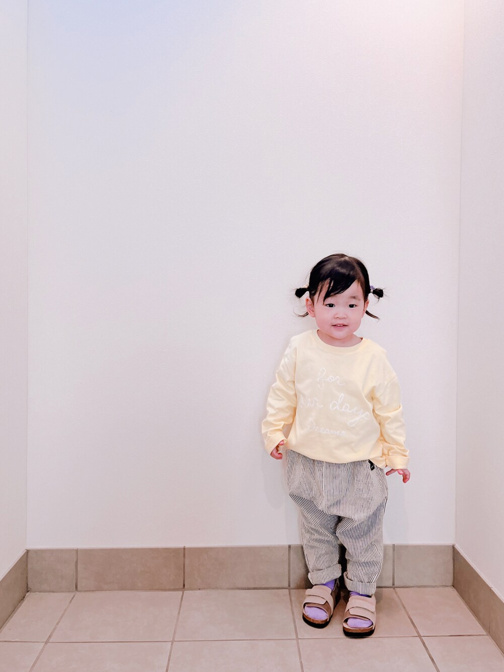 イエロー系のTシャツ/カットソー、ブルー系のパンツ、ベージュ系のサンダルを着用したキッズの春コーディネートの3枚目の写真