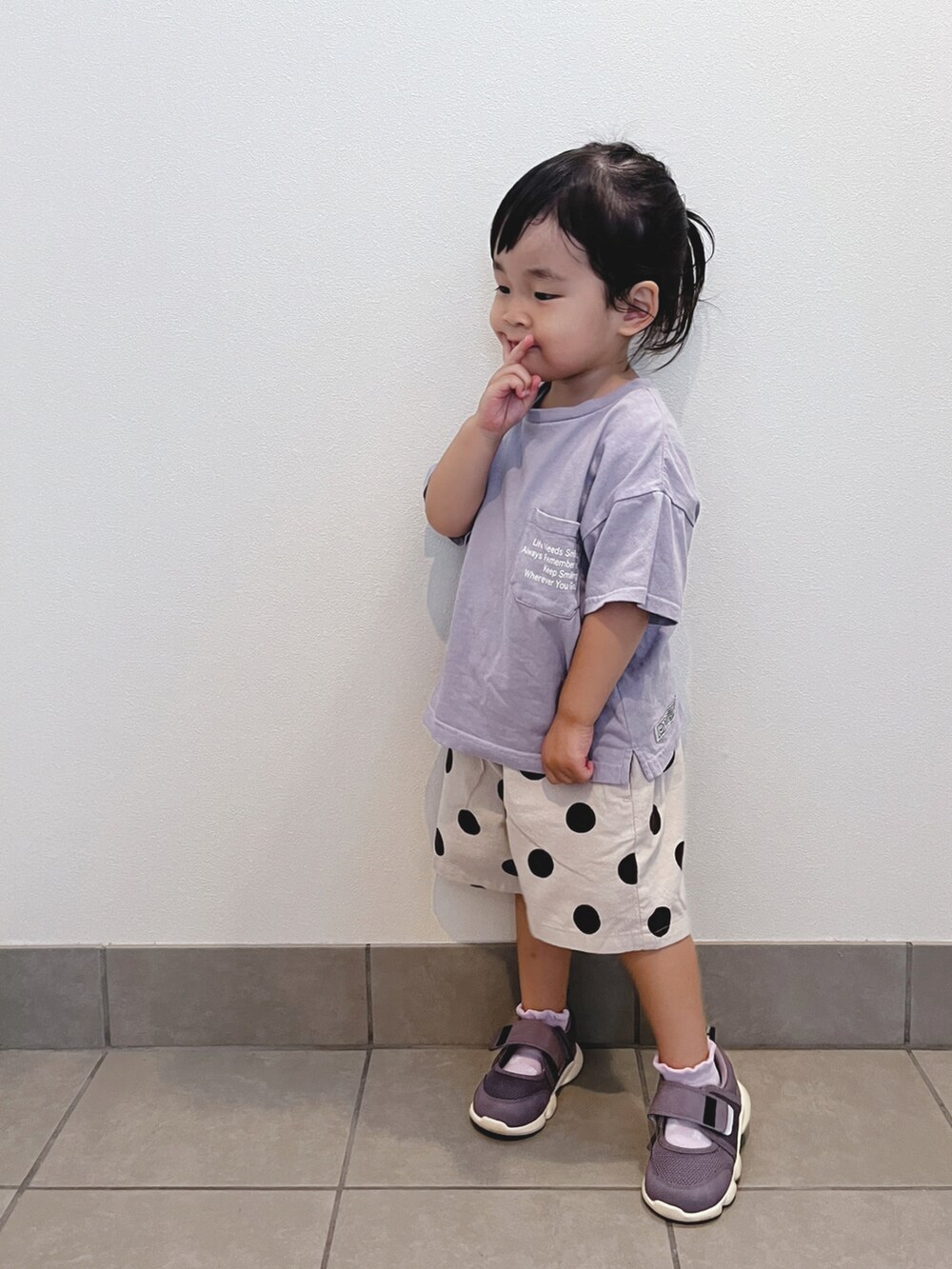 パープル系のTシャツ/カットソー、ホワイト系のその他パンツ、パープル系のシューズを着用したキッズの夏コーディネートの2枚目の写真