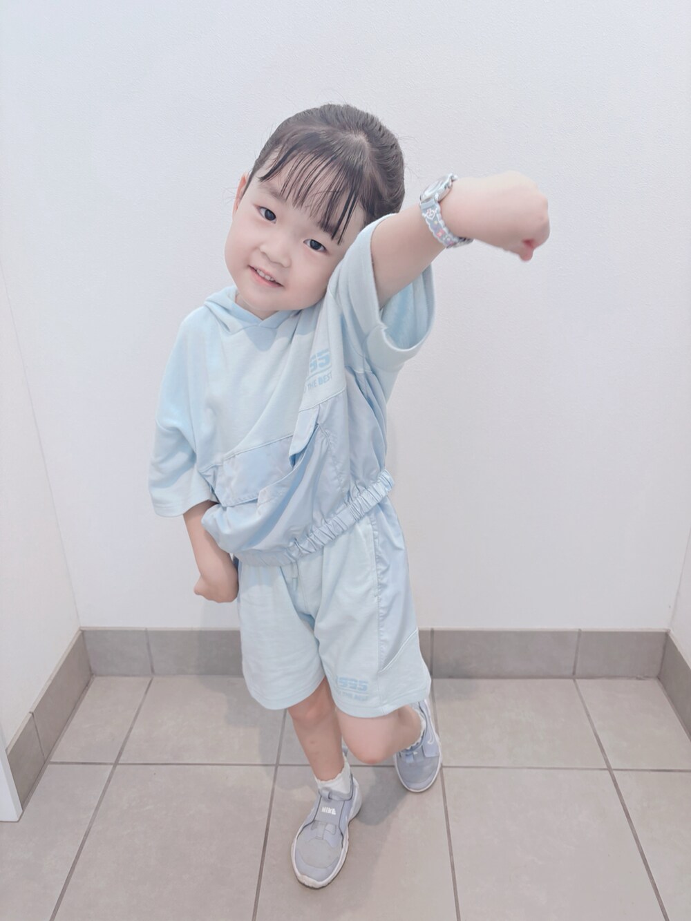 ブルー系のスニーカー、ブルー系のトップス、ブルー系のパンツを着用したキッズの夏コーディネートの5枚目の写真