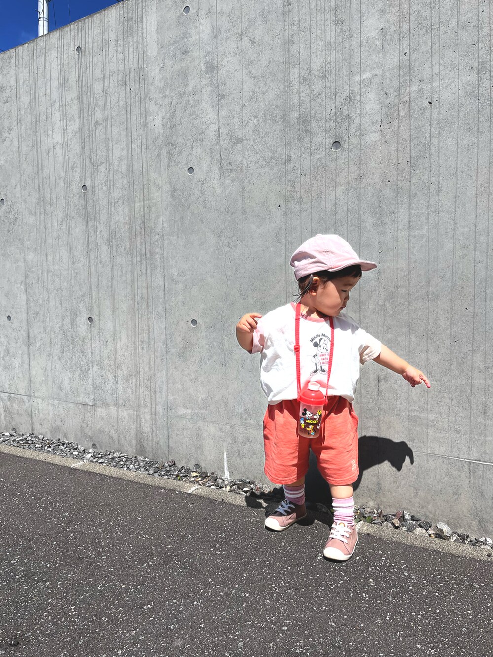 「カジュアル、Tシャツ、キャップ、ハーフパンツ、ラインソックス、赤、ピンク、ミッキー、ミニーちゃん、お散歩コーデ、消防車、支援センター、shein、BREEZE、しまむら」｜「Birthdayのアイテム（キャップ、ピンク系）」を使った、☆cocco☆さん（キッズ・80cm）の夏コーディネートの2枚目の写真