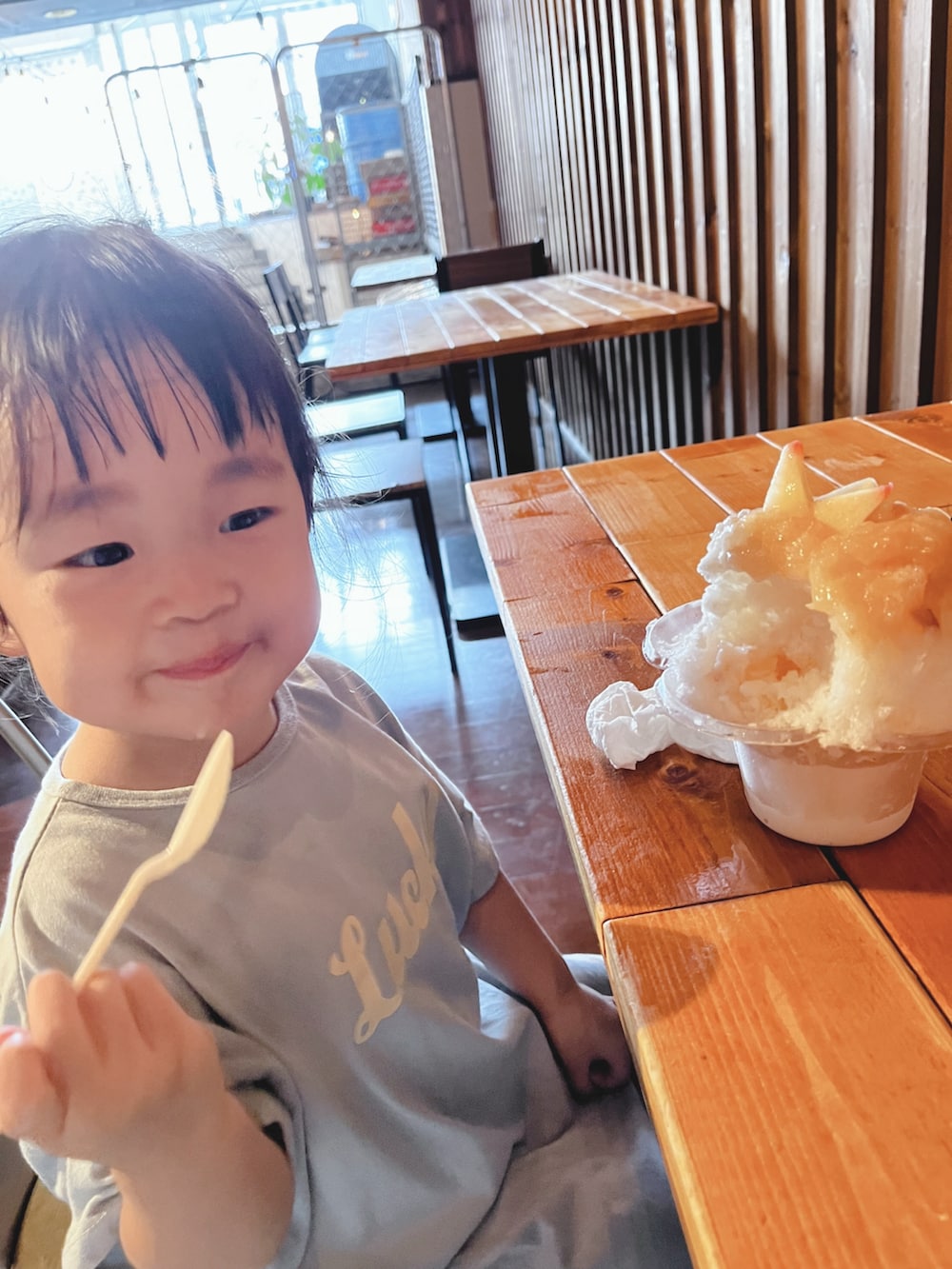 ブルー系のワンピース、パープル系のシューズを着用したキッズの夏コーディネートの4枚目の写真