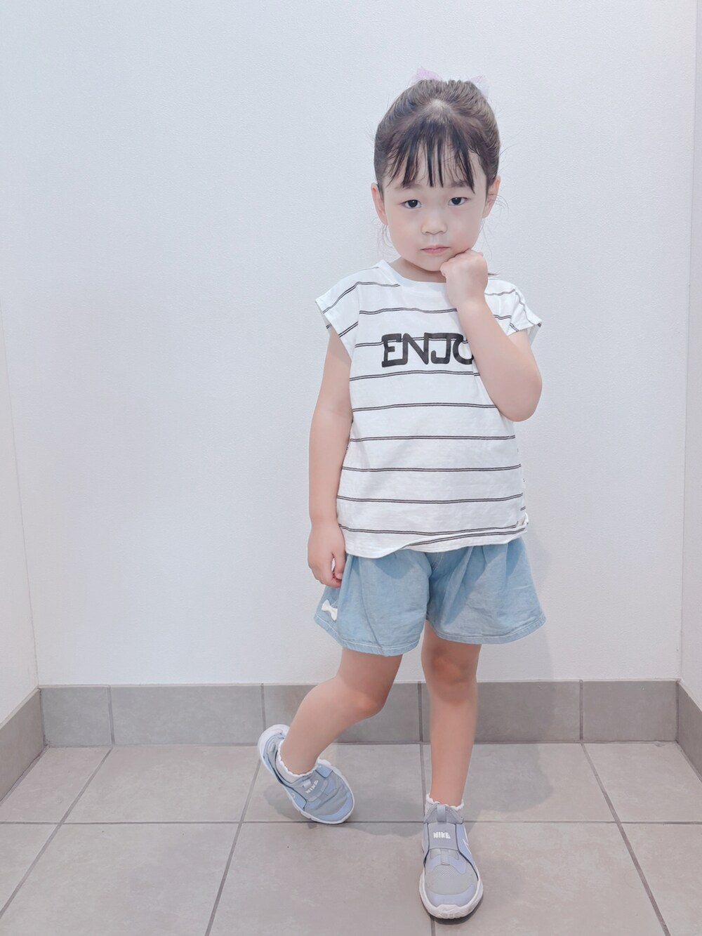 ブルー系のスニーカー、ホワイト系のトップス、ブルー系のパンツを着用したキッズの秋コーディネートの4枚目の写真