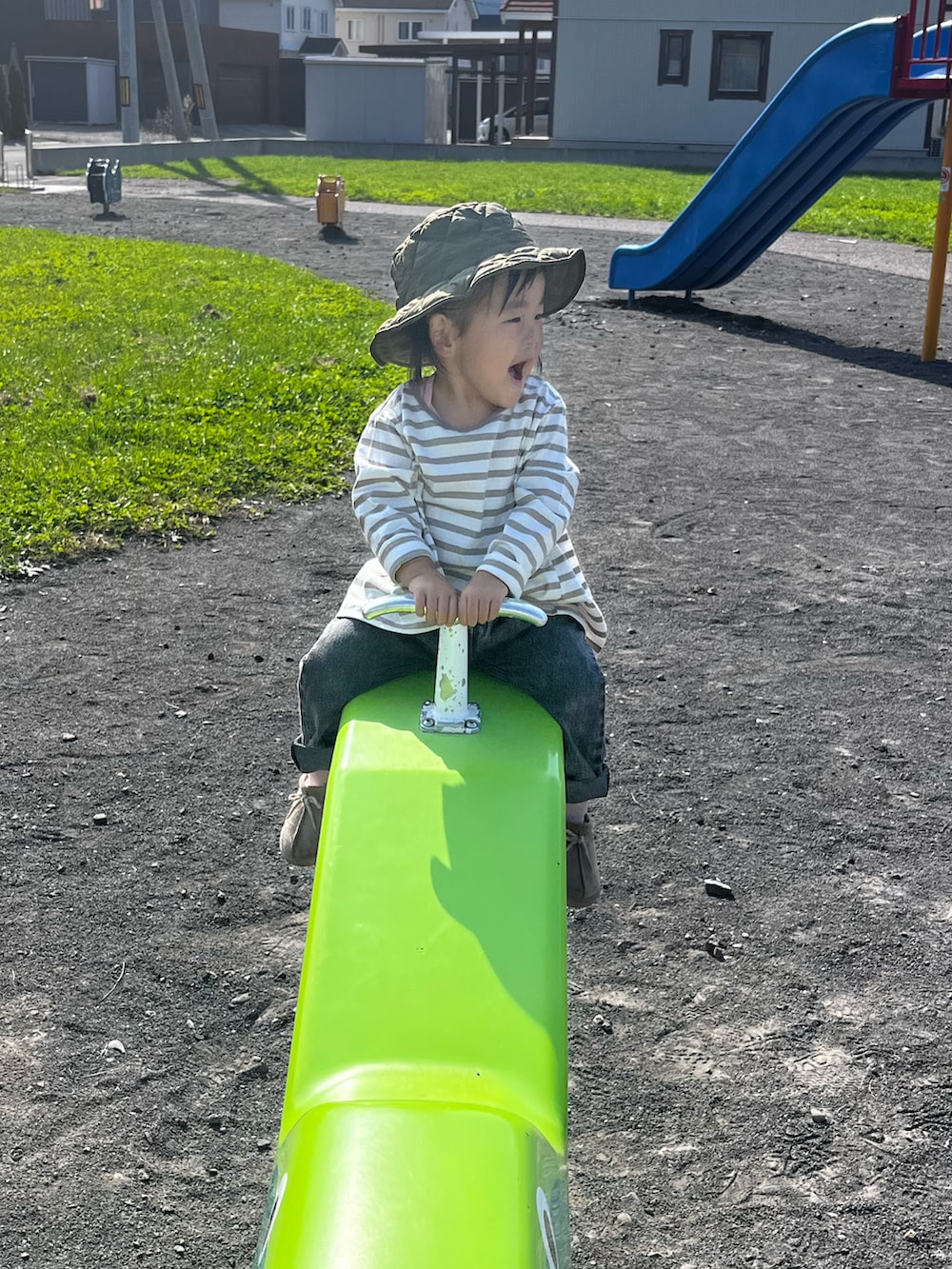 ベージュ系のTシャツ/カットソー、ブラック系のデニムパンツ、ベージュ系のシューズを着用したキッズの秋コーディネートの4枚目の写真