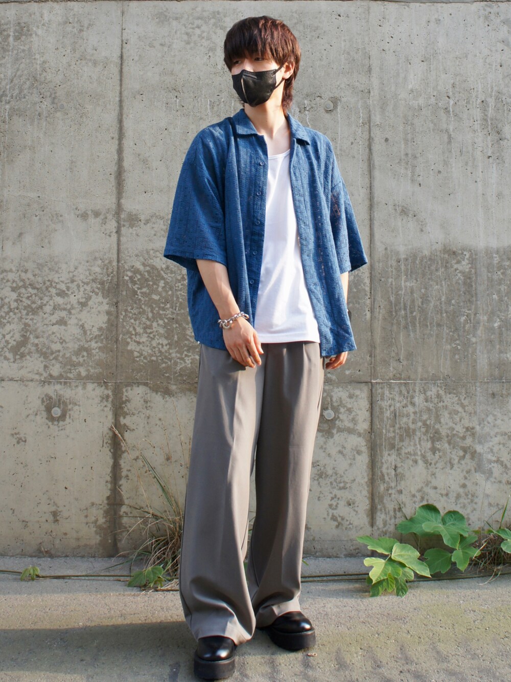 ホワイト系のタンクトップ、ブルー系のシャツ/ブラウス、グレー系のスラックスを着用したメンズの夏コーディネートの2枚目の写真