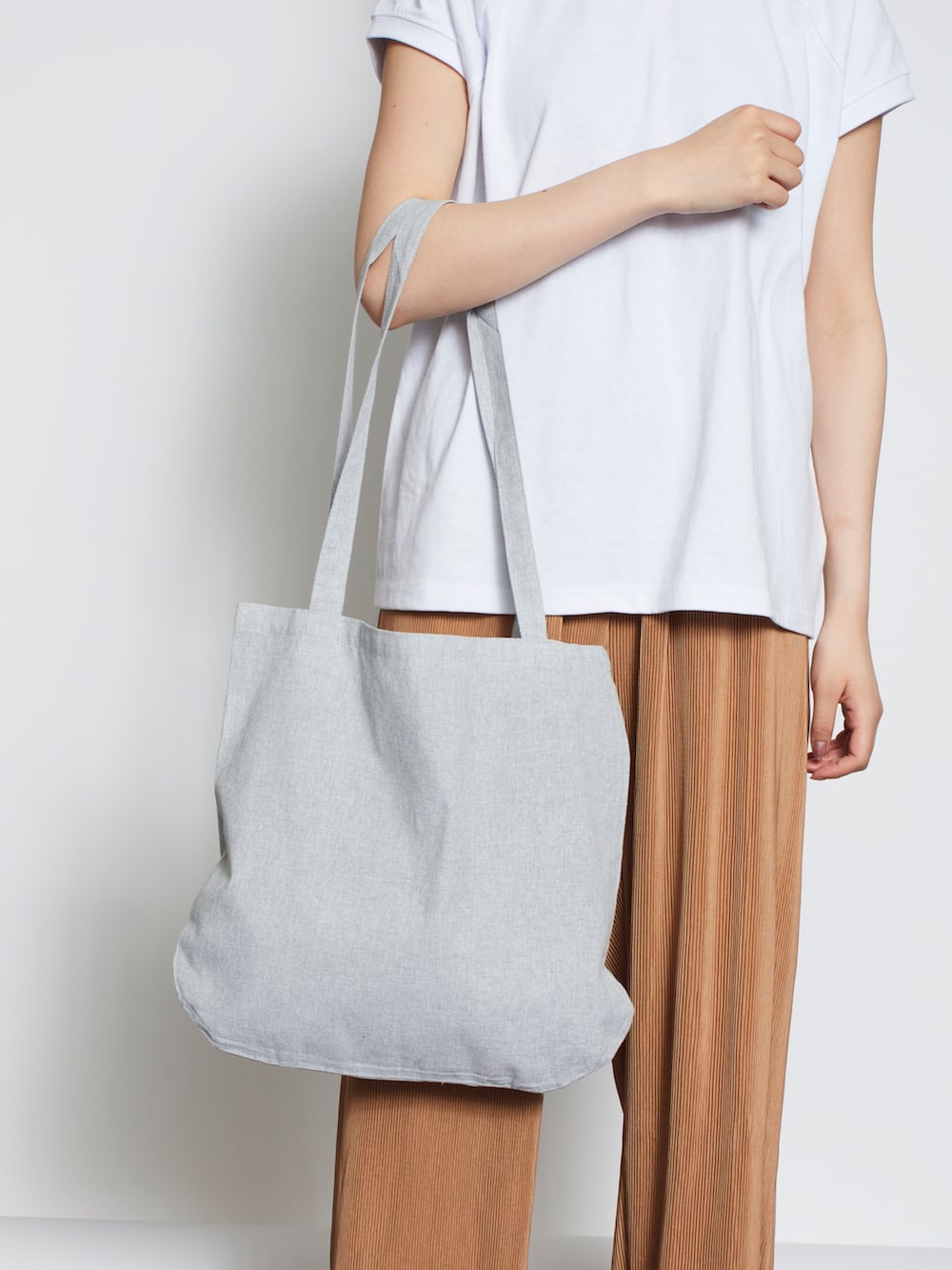 「春コーデ、カジュアルコーデ、トート、トートーバック、トートバッグ、トートBAG、カジュアル、お買い物、サブバッグ、お買い物スタイル、買い物、通勤、通学、シンプル、シンプルバッグ」｜「SETUP7の【SETUP7】シャンブリックラウンドボトムバッグ TR-0938（トートバッグ、グレー系）」を使った、shihoさん（レディース・164cm）の春コーディネートの3枚目の写真