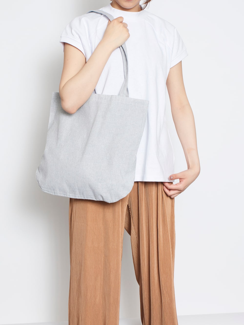 「春コーデ、カジュアルコーデ、トート、トートーバック、トートバッグ、トートBAG、カジュアル、お買い物、サブバッグ、お買い物スタイル、買い物、通勤、通学、シンプル、シンプルバッグ」｜「SETUP7の【SETUP7】シャンブリックラウンドボトムバッグ TR-0938（トートバッグ、グレー系）」を使った、shihoさん（レディース・164cm）の春コーディネートの2枚目の写真