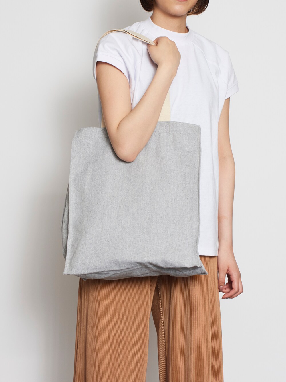 「春コーデ、カジュアルコーデ、キャンバストート、キャンバスバッグ、トートバッグ、トートバッググレ―、トートBAG、キャンバス地、サブバッグ、カジュアル、お買い物、お買い物コーデ、お買い物スタイル、通学、シンプルバッグ」｜「SETUP7の【SETUP7】シャンブリックキャンバスボックストート TR-1147（トートバッグ、グレー系）」を使った、shihoさん（レディース・164cm）の春コーディネートの2枚目の写真