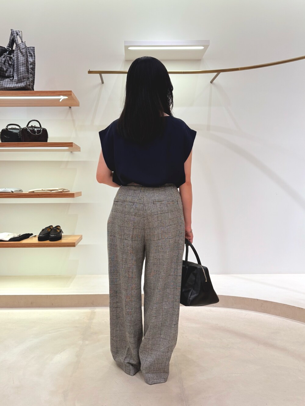 ブルー系のシャツ/ブラウス、グレー系のその他パンツ、ブラック系のトートバッグを着用したレディースの夏コーディネートの3枚目の写真