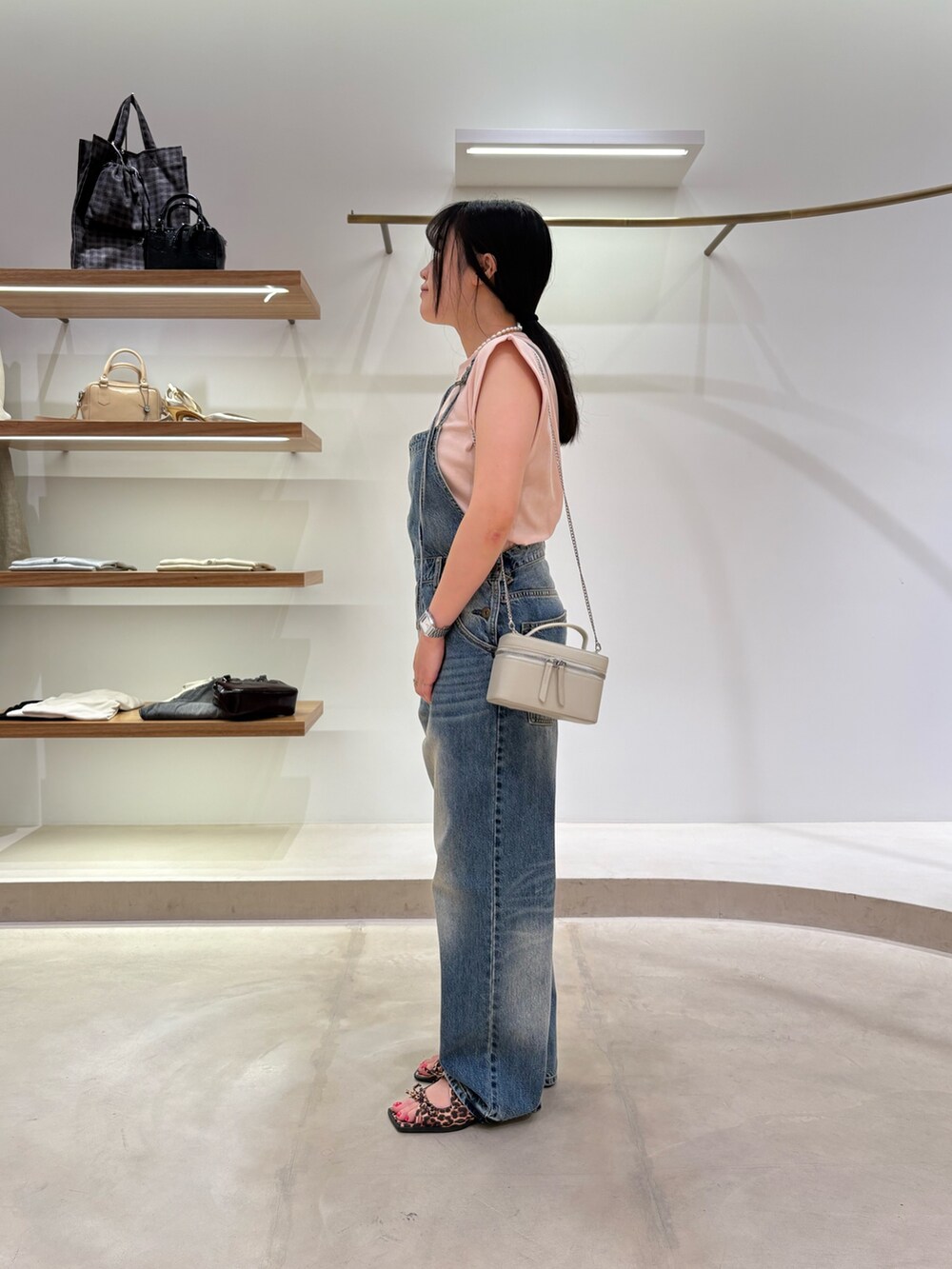 ピンク系のTシャツ/カットソー、ブルー系のつなぎ/オールインワン、ホワイト系のショルダーバッグを着用したレディースの夏コーディネートの3枚目の写真