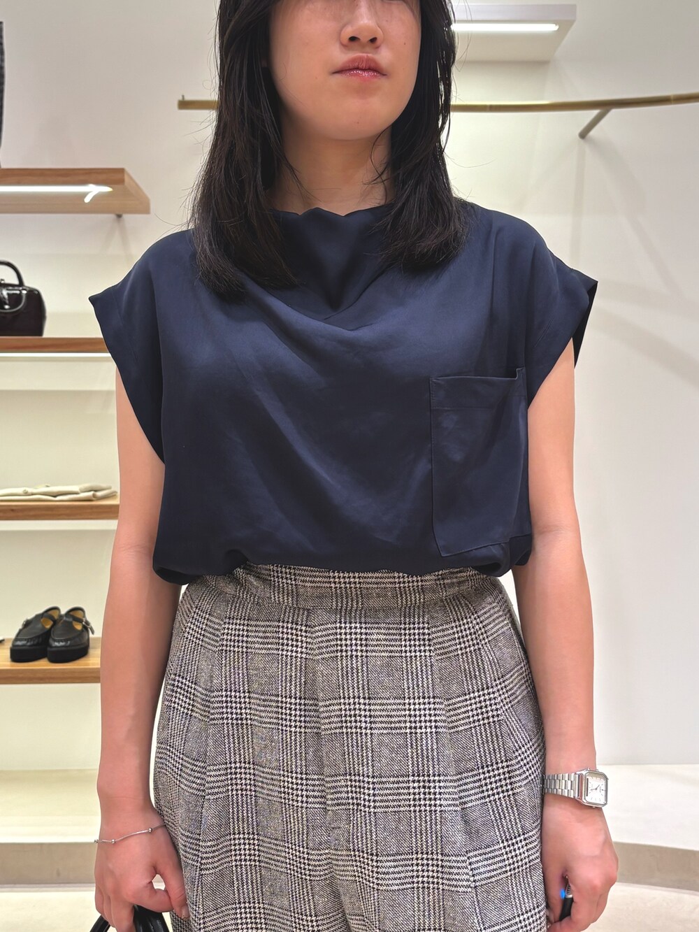 ブルー系のシャツ/ブラウス、グレー系のその他パンツ、ブラック系のトートバッグを着用したレディースの夏コーディネートの5枚目の写真