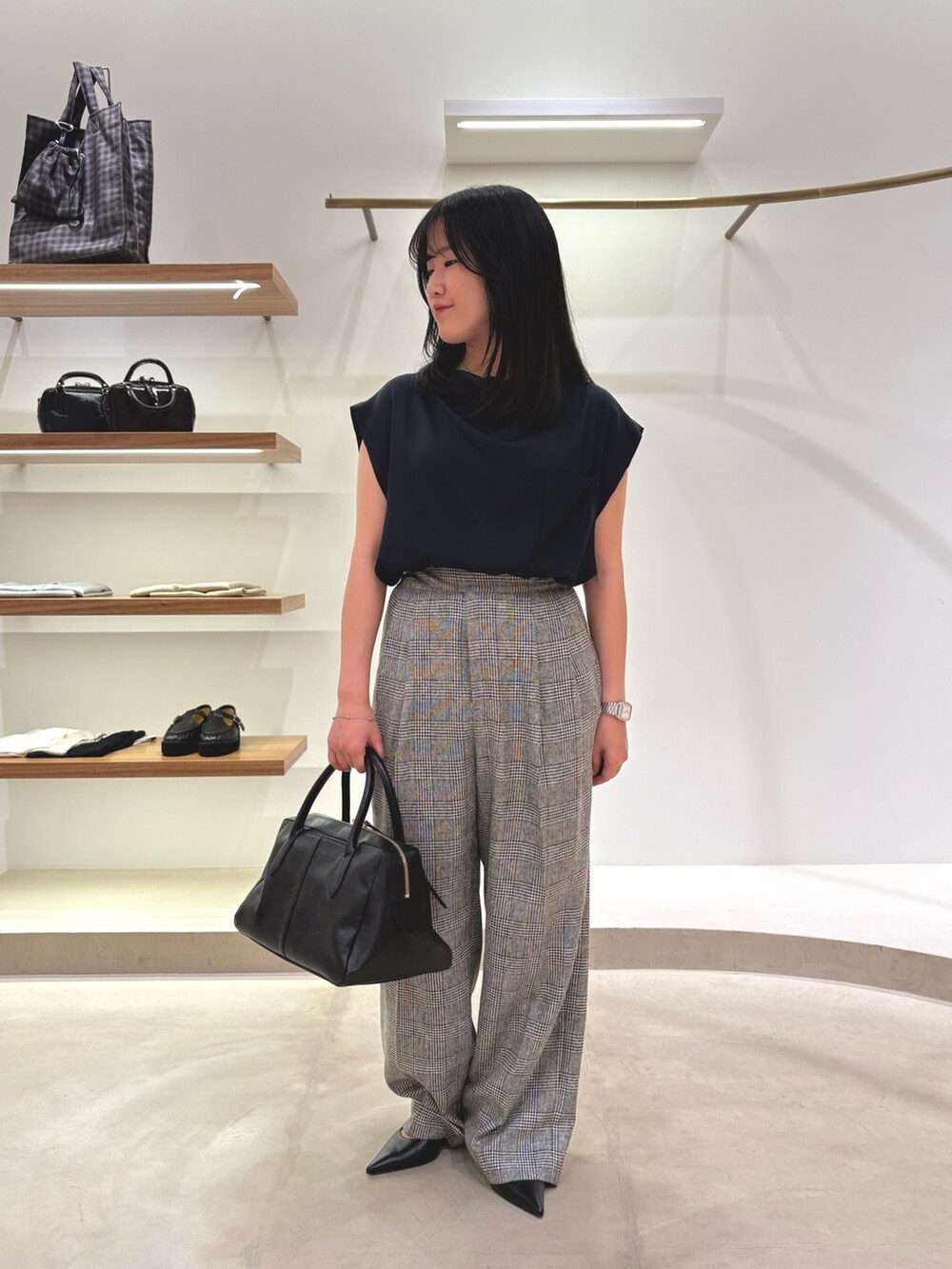 ブルー系のシャツ/ブラウス、グレー系のその他パンツ、ブラック系のトートバッグを着用したレディースの夏コーディネートの2枚目の写真