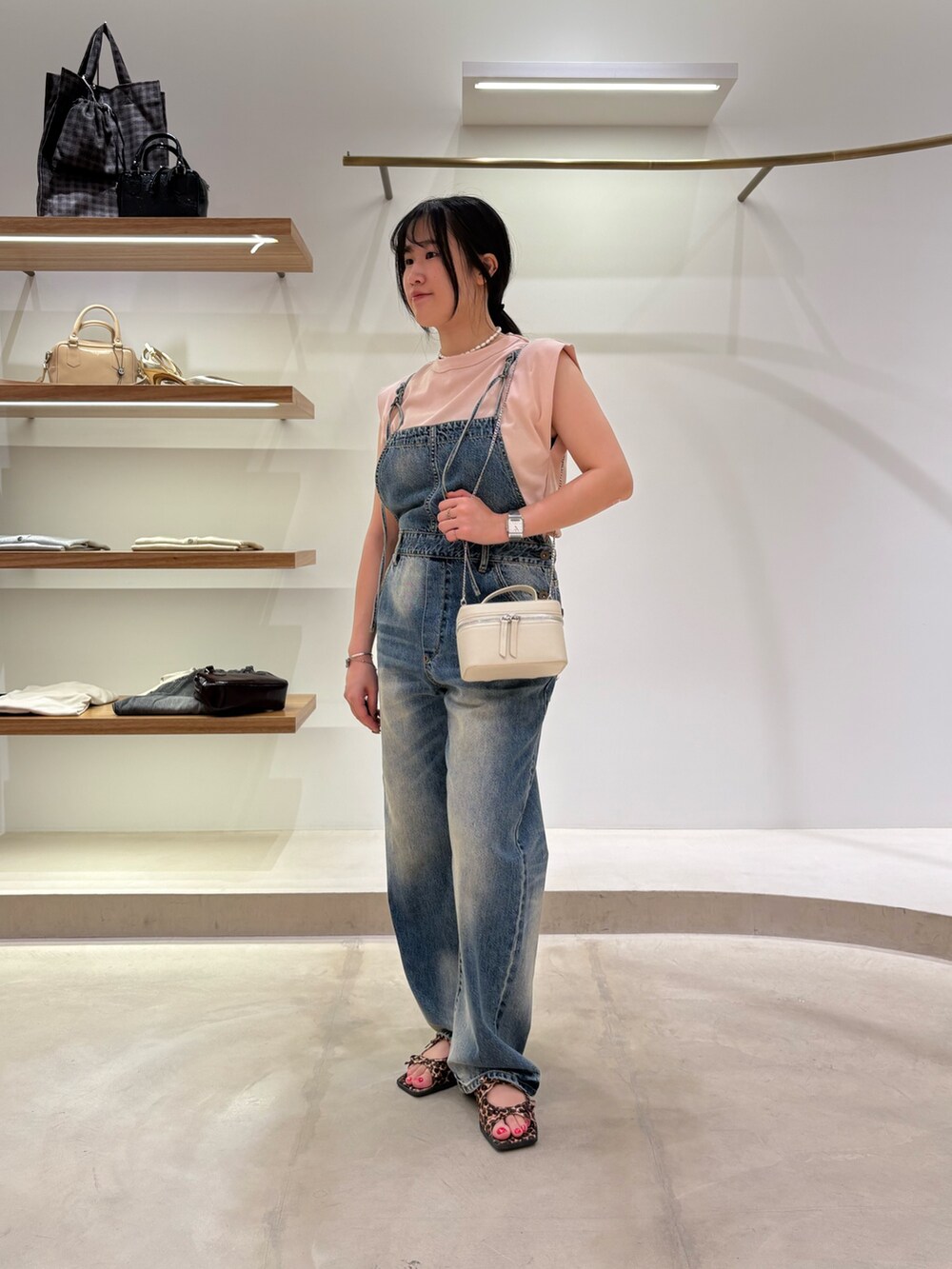 ピンク系のTシャツ/カットソー、ブルー系のつなぎ/オールインワン、ホワイト系のショルダーバッグを着用したレディースの夏コーディネートの2枚目の写真