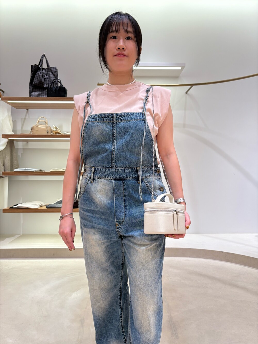 ピンク系のTシャツ/カットソー、ブルー系のつなぎ/オールインワン、ホワイト系のショルダーバッグを着用したレディースの夏コーディネートの5枚目の写真
