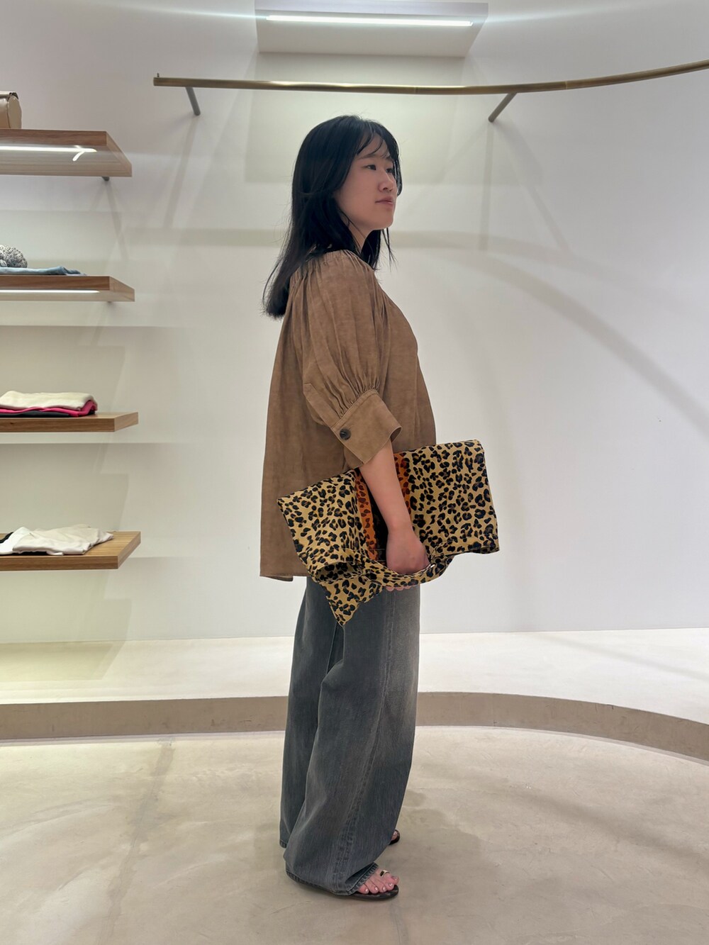 イエロー系のシャツ/ブラウス、グレー系のデニムパンツ、ブラウン系のサンダルを着用したレディースの夏コーディネートの3枚目の写真