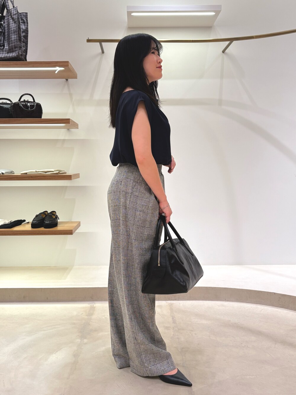 ブルー系のシャツ/ブラウス、グレー系のその他パンツ、ブラック系のトートバッグを着用したレディースの夏コーディネートの4枚目の写真