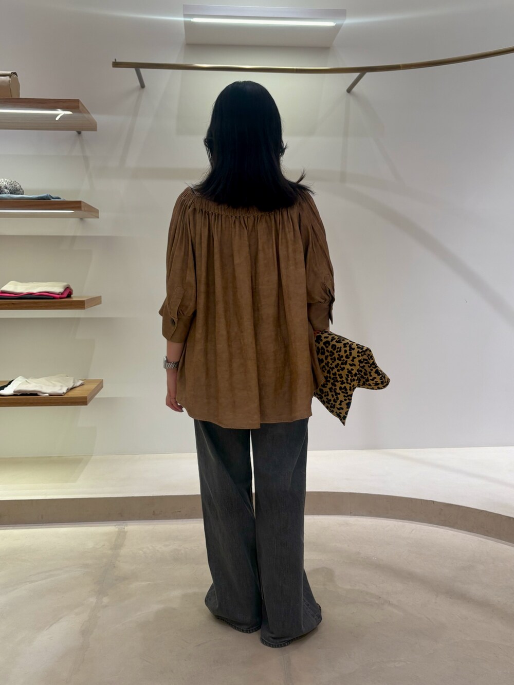 イエロー系のシャツ/ブラウス、グレー系のデニムパンツ、ブラウン系のサンダルを着用したレディースの夏コーディネートの4枚目の写真