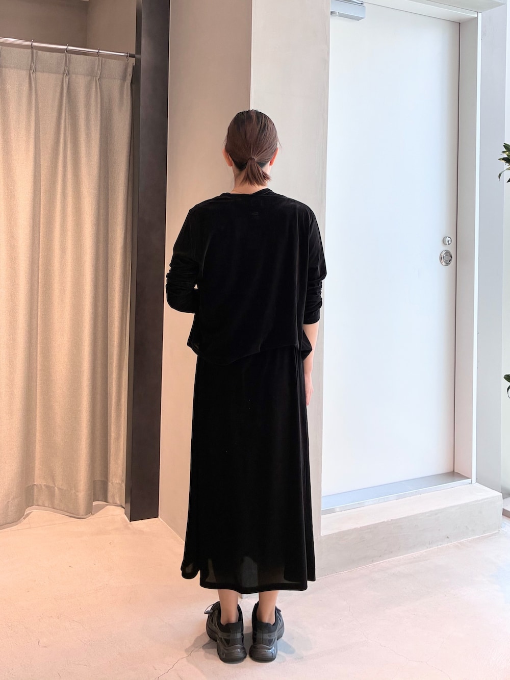 ブラック系のカーディガン/ボレロ、ブラック系のワンピース、ブラック系のスニーカーを着用したレディースの夏コーディネートの4枚目の写真