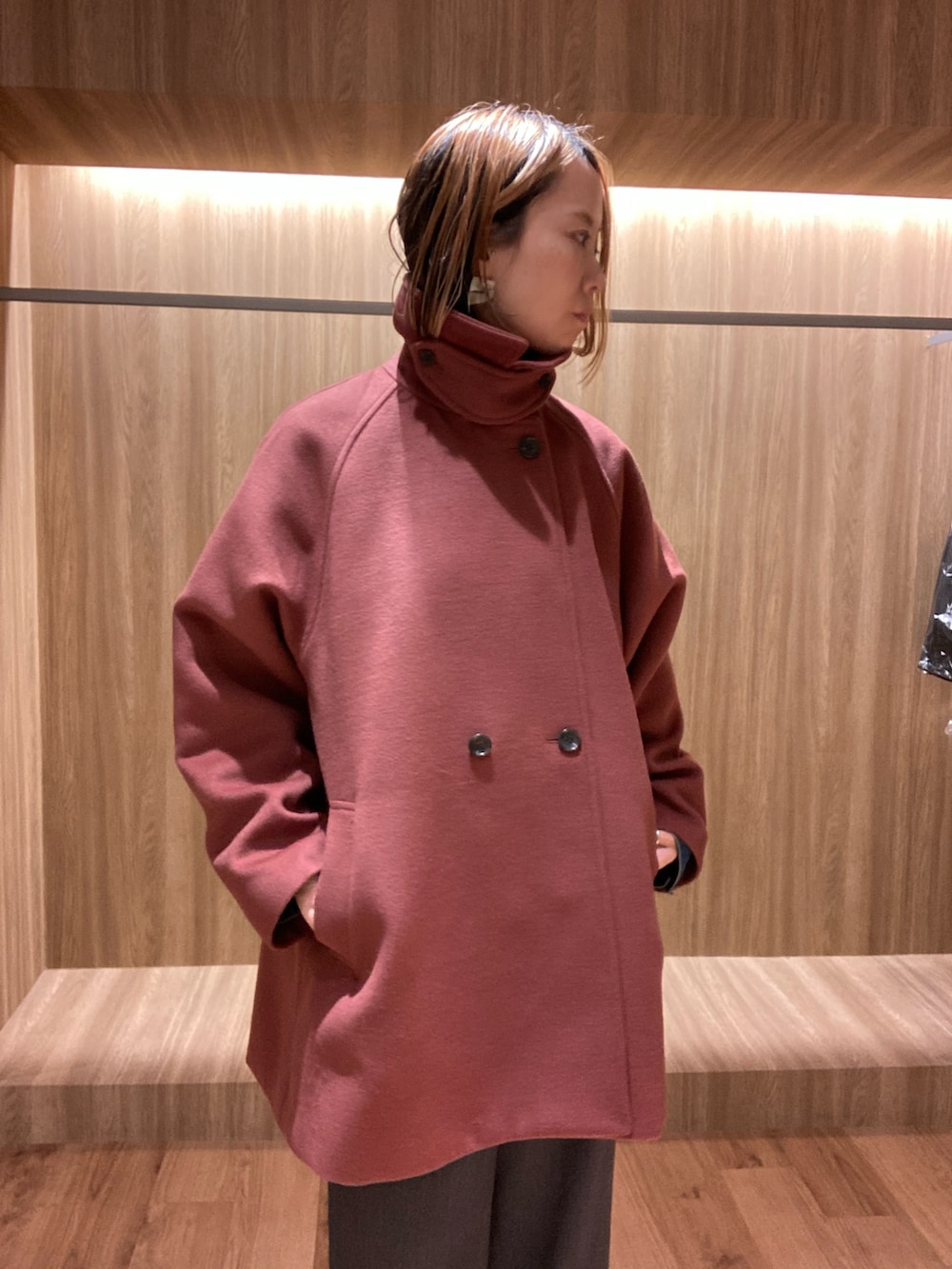レッド系のその他アウター、グレー系のその他パンツを着用したレディースの冬コーディネートの4枚目の写真