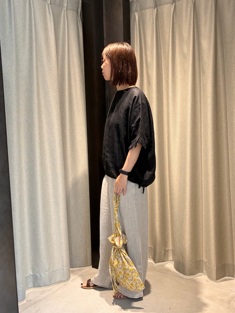 ブラック系のシャツ/ブラウス、ベージュ系のその他パンツ、イエロー系のトートバッグを着用したレディースの夏コーディネートの4枚目の写真