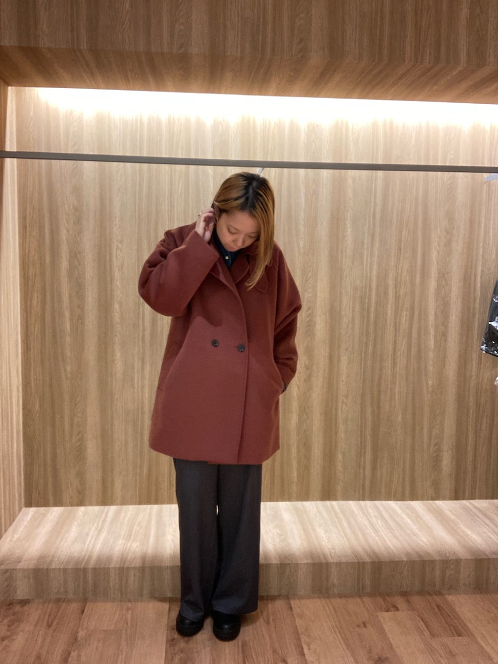 レッド系のその他アウター、グレー系のその他パンツを着用したレディースの冬コーディネートの2枚目の写真