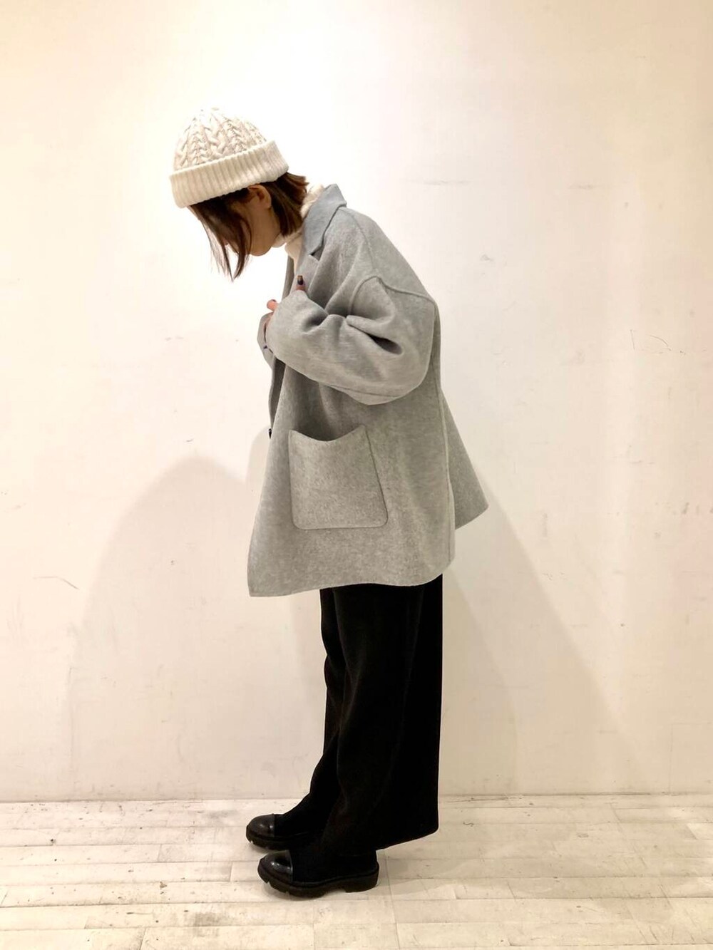 グレー系のその他アウター、ブラック系のサロペット/オーバーオール、ブラウン系のニット/セーターを着用したレディースの冬コーディネートの5枚目の写真