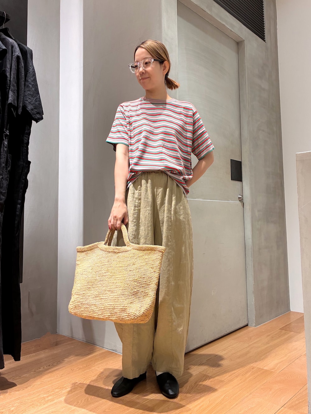 レッド系のTシャツ/カットソー、ベージュ系のその他パンツ、その他のメガネを着用したレディースの夏コーディネートの2枚目の写真