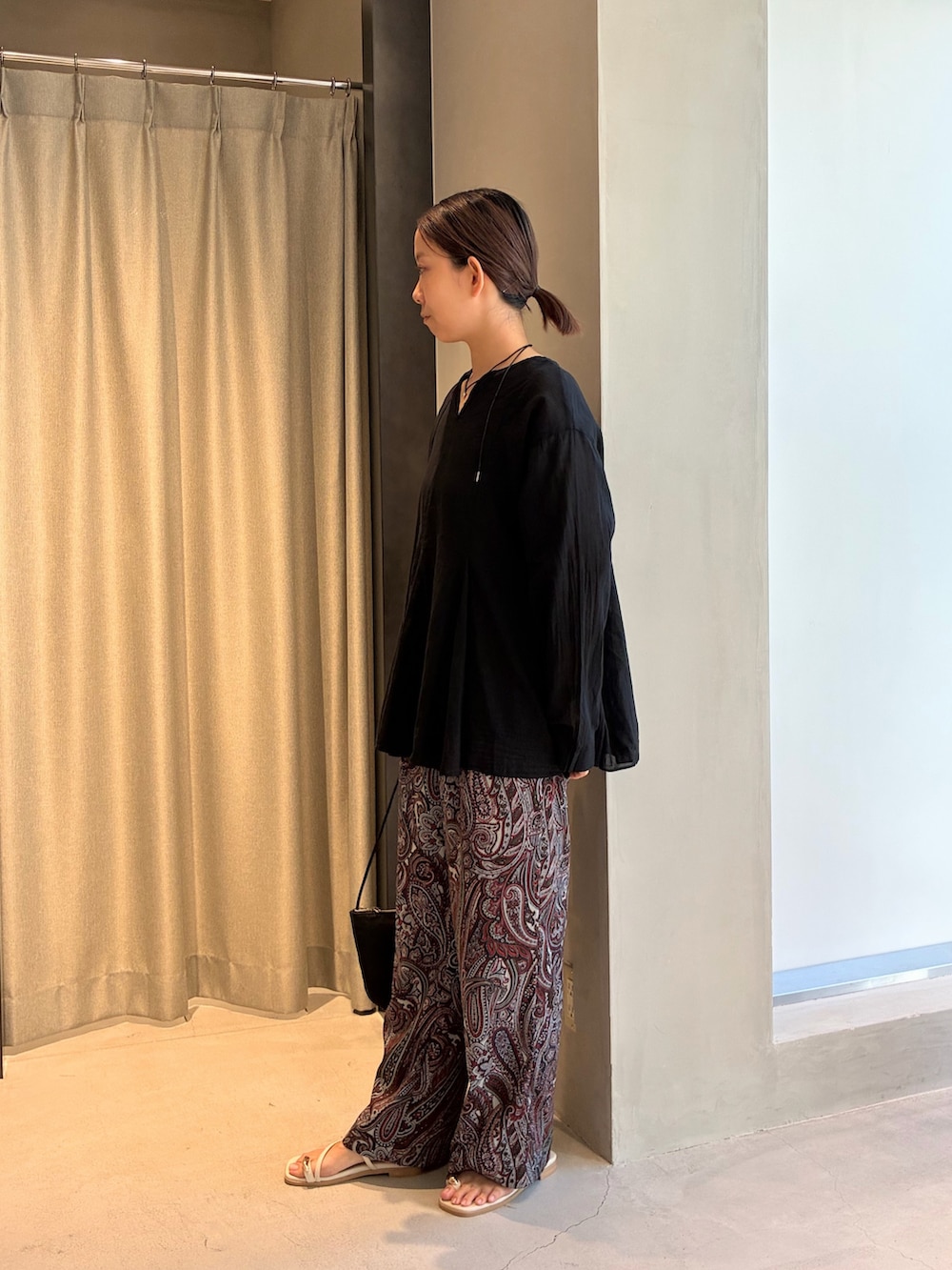 ブラック系のシャツ/ブラウス、レッド系のその他パンツ、グレー系のサンダルを着用したレディースの夏コーディネートの3枚目の写真