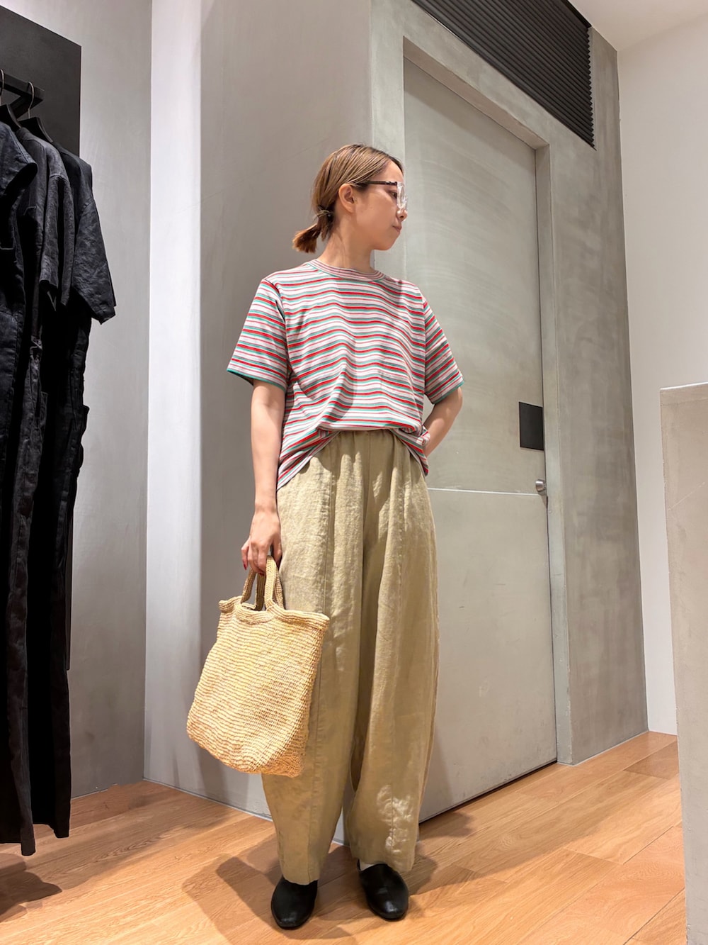 レッド系のTシャツ/カットソー、ベージュ系のその他パンツ、その他のメガネを着用したレディースの夏コーディネートの3枚目の写真